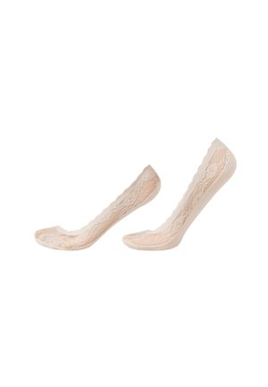 Paire de chaussettes invisibles en dentelle beige avec bords festonnés sur fond blanc.
