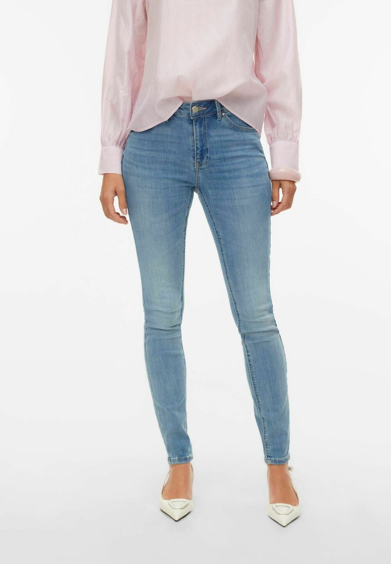 Šviesiai mėlynos plėšiamos džinsinės kelnės, pagamintos iš džinso audinio, su vidutinio aukščio liemeniu ir klasikiniu penkių kišenių dizainu. Derinamos su šviesiai rožine palaidine.