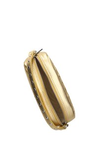 Goldfarbene metallische Clutch mit strukturierter Oberfläche, Reißverschlussverschluss und dekorativen Ösenverzierungen am Griff. Kompakte und schlanke Form.