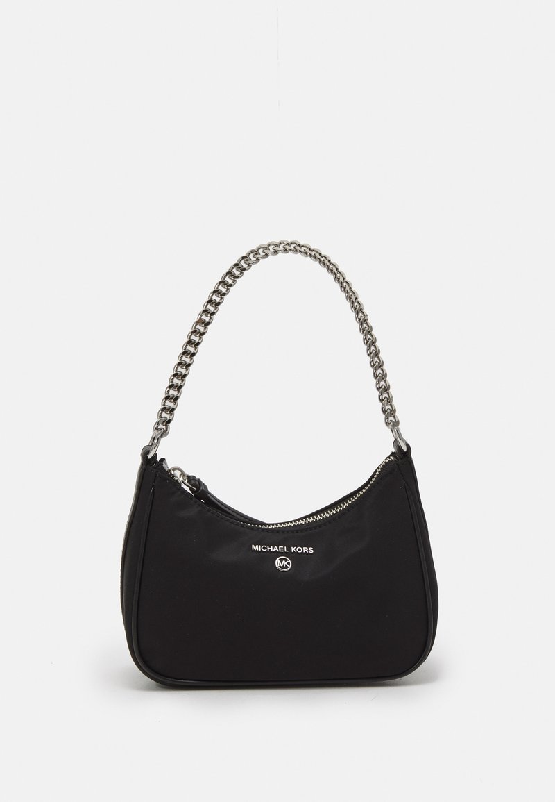 Sac à main en nylon noir avec une forme courbée, une bandoulière en chaîne argentée, une fermeture éclair et un logo blanc sur le devant. Texture lisse, design minimaliste.