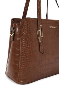 Borsa a tracolla in finta pelle marrone con texture a coccodrillo, forma rettangolare, due manici e dettagli in metallo dorato. Logo del marchio visibile sul davanti.