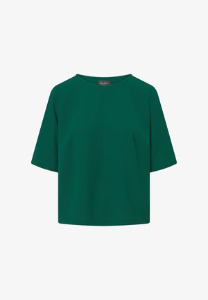 Zöld, rövid ujjú póló lekerekített nyakkivágással és egy diszkrét zsebdísszel a bal oldalon. Simaságával és könnyedségével kiemelkedő anyag.