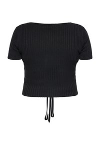 Fekete bordázott crop top rövid ujjakkal, széles nyakkivágással és állítható masnival az alján. Puha kötött anyag, texturált vonalakkal.