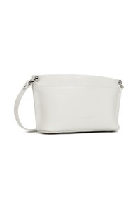 Sac à main en cuir blanc avec une finition texturée, forme arrondie, fermeture zippée sur le dessus, bandoulière détachable et logo discret à l'avant.
