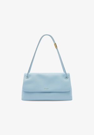 Borsa rettangolare azzurro chiaro con chiusura a pattina, sottile tracolla con piccolo dettaglio dorato e branding minimale sulla parte frontale.