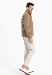 Ombre HARRINGTON - Bomberjakke - brown