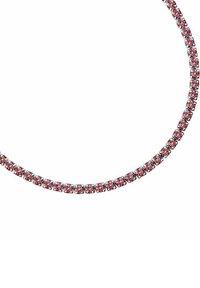 Collana con cristalli rossi a taglio quadrato montati su metallo argentato, caratterizzata da un design simmetrico e una superficie liscia.
