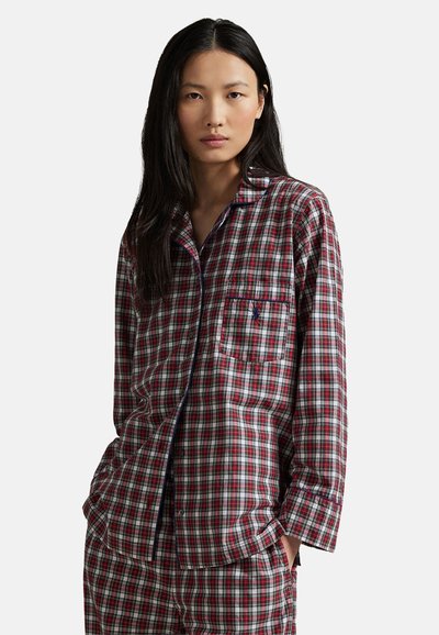 Pánský kostkovaný pyžamový set s košilí na knoflíky s kapsou na hrudi, dlouhými rukávy a sladěnými kalhotami v červené, zelené a bílé barvě.