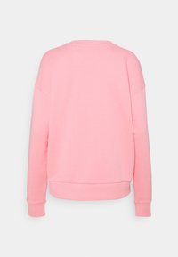 Sweat-shirt à manches longues rose pâle vu de dos avec poignets et ourlet côtelés sur fond gris clair uni.