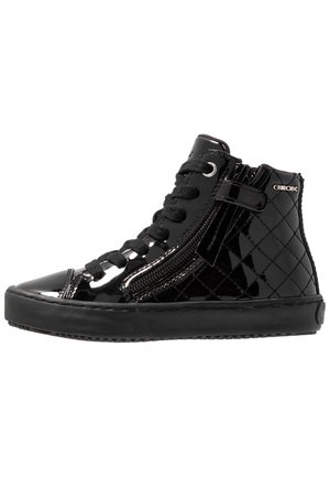 Sort sneaker i laklæder med høj ankel, quiltet side, sorte snørebånd, sidelås og gummisål.