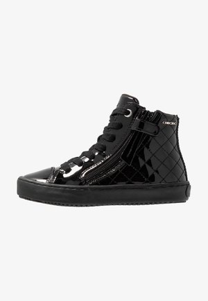 Sort sneaker i laklæder med høj ankel, quiltet side, sorte snørebånd, sidelås og gummisål.
