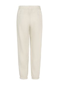 Jasno beżowe lniane spodnie z elastycznym pasem, zwężającymi się nogawkami oraz dwoma tylnymi kieszeniami; gładka tekstura i wykończone mankietami.