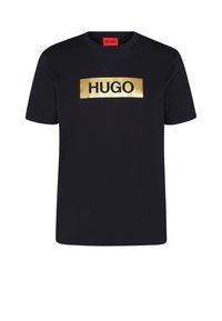 Sort bomulds T-shirt med et guld rektangulært "HUGO" logo på forsiden. Klassisk rund halslinning med korte ærmer.