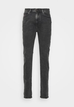 Jeans de mezclilla oscura con un ajuste slim, que cuentan con un cierre de botón, bolsillos estándar y una sutil textura desgastada.