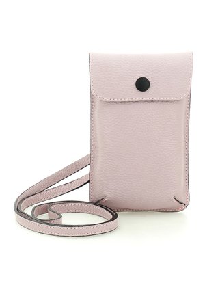 Piccola borsa a tracolla in pelle rosa chiaro con trama, chiusura a pattina con bottone nero, tracolla sottile arrotolata accanto su sfondo bianco.