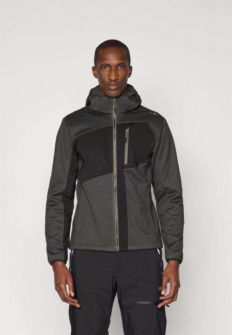 Giacca zip-up grigia scura con cappuccio. Presenta un mix di tessuti testurizzati e lisci, dettagli neri e una tasca sul petto con zip.