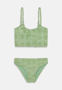 Groene badstof bikini set met een cropped top met dunne bandjes en een gemusterde textuur, aangevuld met bijpassende low-rise bikini onderbroeken.