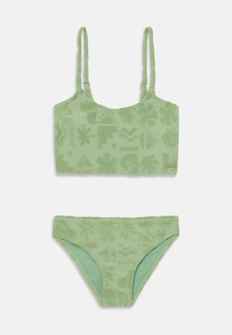 Grünes Frottee-Bikini-Set mit einem cropped Top mit dünnen Trägern und gemustertem Textur, ergänzt durch passende tief sitzende Bikini-Hosen.