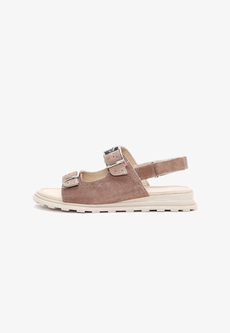 Zweifarbige braune Wildledersandale mit zwei verstellbaren Schnallen, offenem Zehenbereich, Slingback-Design und einer weißen Gummisohle mit Profil.