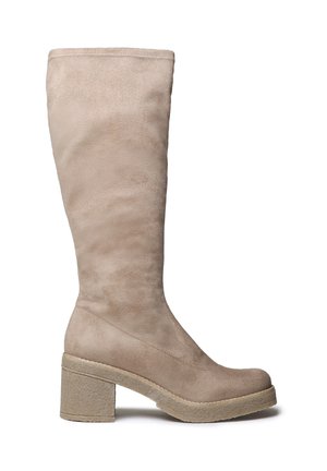 Knähög beige nubuckstövel med en chunkig strukturerad klack och plattformsula, med en slät yta och enkel design.