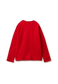 Camisa roja de manga larga hecha de algodón, con cuello redondo, corte recto y aberturas laterales en el dobladillo inferior. Textura suave.