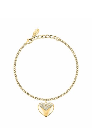 Bracciale a catena d'oro con un pendente a forma di cuore decorato con cristalli trasparenti, caratterizzato da una piccola targhetta con il marchio vicino alla chiusura.