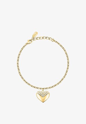 Bracciale a catena d'oro con un pendente a forma di cuore decorato con cristalli trasparenti, caratterizzato da una piccola targhetta con il marchio vicino alla chiusura.