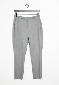 Pantalons gris ajustés en tissu texturé, avec des poches latérales et des passants de ceinture, présentés sur un cintre noir sur fond blanc.