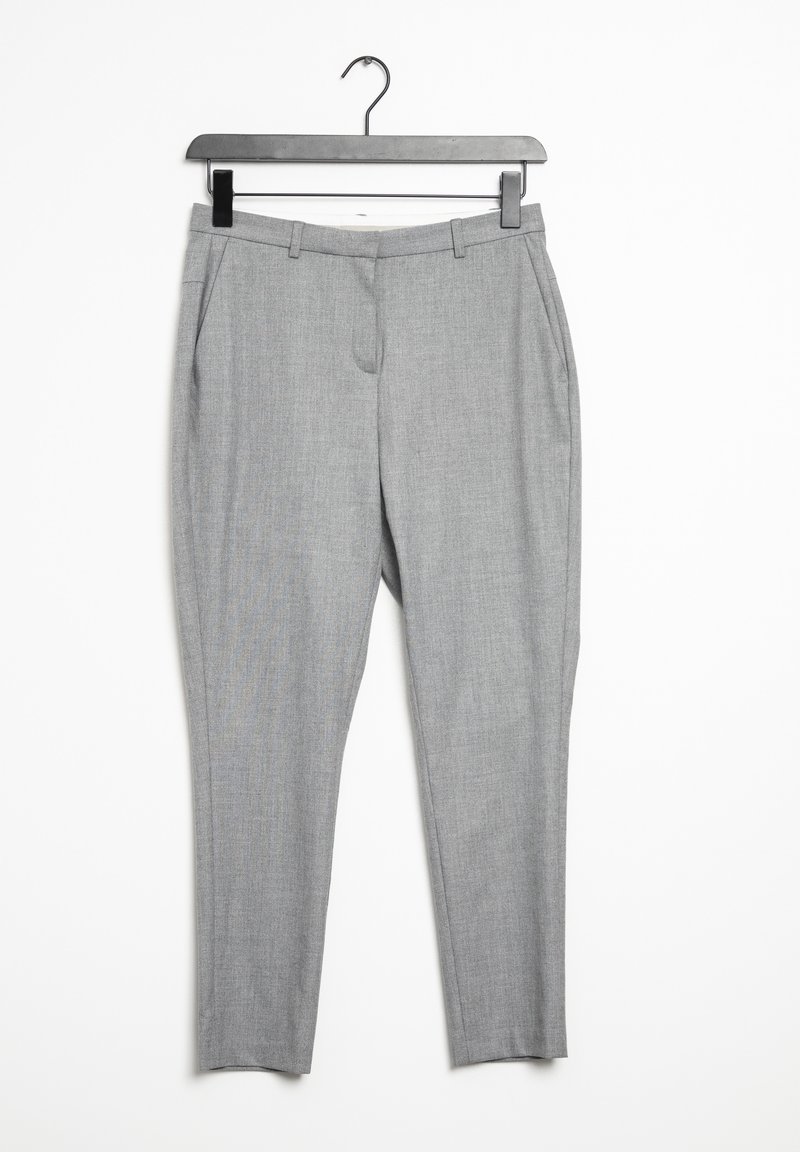 Pantalons gris ajustés en tissu texturé, avec des poches latérales et des passants de ceinture, présentés sur un cintre noir sur fond blanc.