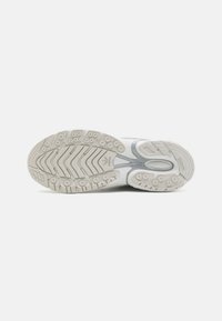 adidas Originals ADISTAR CUSHION - Tenisky - footwear white/grey one/silver metallic