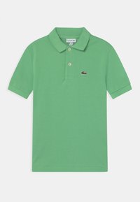 Zielona koszulka polo wykonana z fakturowanej tkaniny, z klasycznym kołnierzykiem, dwoma guzikami i małym logo Lacoste na piersi.