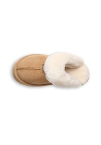 Jasnobrązowy zamszowy kapcie z puszystym białym futerkiem wewnątrz, zaokrąglony czubek oraz dekoracyjne przeszycia wzdłuż górnej krawędzi.