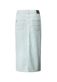 Lyseblå denimskjørt med rett snitt, midt lengde, med to baklommer og diskrete sømdetaljer. Brun lær belteak accent.