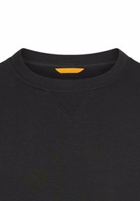Zwarte sweatshirt met een ribbelboord bij de ronde hals en een gele label aan de achterkant. Glad van structuur, zonder patronen of extra accenten zichtbaar.