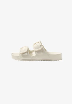 Witte kunststof schuiflippers met twee verstelbare banden met rechthoekige gespen en een ribbelige zool voor grip.