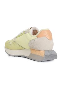 Sneaker verde chiaro e grigio con accenti in camoscio e pelle, colletto imbottito e suola testurizzata. Presenta lacci bianchi e dettaglio del logo.