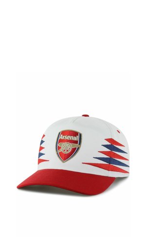 Weiße und rote Baseballkappe mit dem Logo des Fußballvereins Arsenal und roten sowie blauen dreieckigen Mustern an den Seiten.