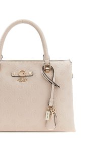 Sac à main beige en matériau synthétique embossé avec ferrures dorées, doté d'un logo, de poignées courtes et d'une bandoulière amovible.