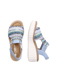 Sandales tissées multicolores avec des accents bleu clair, une semelle en fibre naturelle et des sangles réglables dotées d'une semelle intérieure douce et rembourrée.