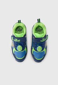 Adidași pentru copii în culorile albastru și verde, cu design din plasă, curea cu Velcro, accent în formă de carapace de țestoasă și logo Teenage Mutant Ninja Turtles pe lateral.
