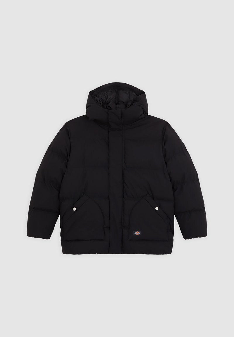 Chaqueta acolchada negra con capucha, que cuenta con dos bolsillos frontales y botones de presión plateados. Textura suave y diseño acolchado.