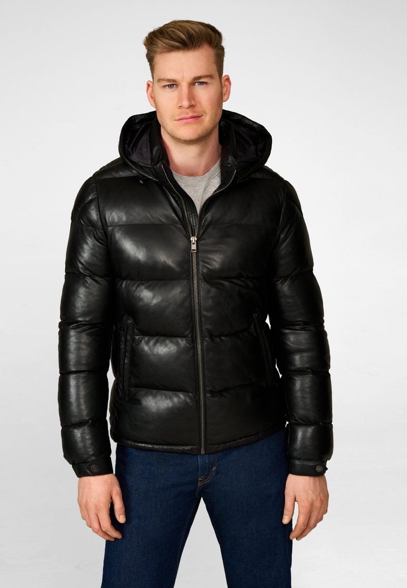Schwarze Leder-Pufferjacke mit Kapuze, ausgestattet mit einem Reißverschluss und Seitentaschen, texturiertem Finish und tailliertem Design.