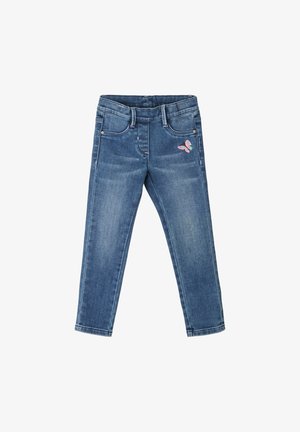Jeans de mezclilla en un lavado azul medio, con un bordado de mariposa en el bolsillo delantero derecho y diseño estándar de cinco bolsillos.
