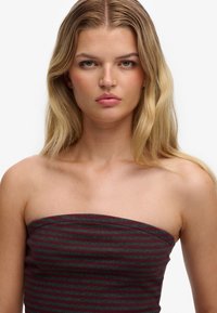 Strapless top in dark burgundy and gray stripes, made from a soft, textured fabric. Smooth finish, fitted shape.