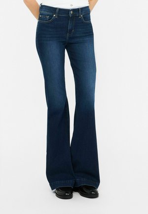 Dunkelblaue Schlagjeans aus Denim-Material mit fünf Taschen, einem Knopf und Reißverschluss, sowie einem leichten Wasch-Effekt an den Beinen.