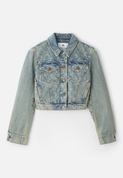 Veste en denim raccourcie bleu clair avec un motif délavé, devant à boutons, deux poches poitrine et col ajusté. Tissu texturé avec un léger effet usé.