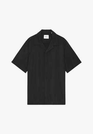 Zwart kortop shirt gemaakt van lichte stof. Heeft een camp collar en een rechte snit met een subtiel gewatteerd oppervlak.