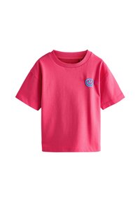 Lyserød bomulds-t-shirt med rund hals og korte ærmer. Har en blå cirkulær smiley-logo på forsiden. Glat tekstur, afslappet design.