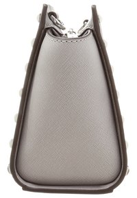 Borsa a tracolla grigia con una forma triangolare, bordi marroni e accenti di borchie bianche lungo un lato. Presenta una chiusura con zip nella parte superiore.