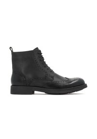 Botină din piele neagr�ă până la gleznă, cu sistem de șireturi, detalii brogue, finisaj texturat și vârf rotund. Are o talpă plată și un maner de tragere.